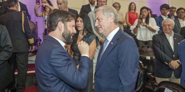 La explicación de Kast por no responder llamada de Boric por cable chino