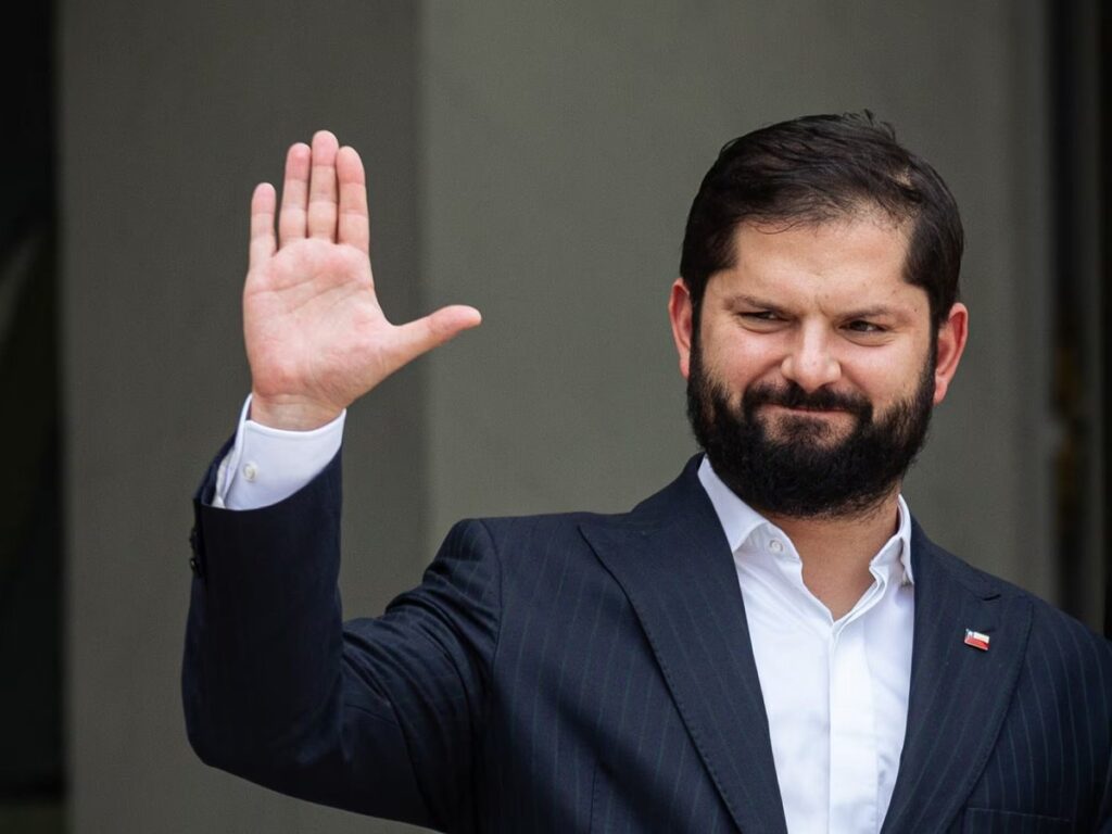 Boric en multitudinaria despedida frente a La Moneda: "Me voy con la frente en alto y las manos limpias"