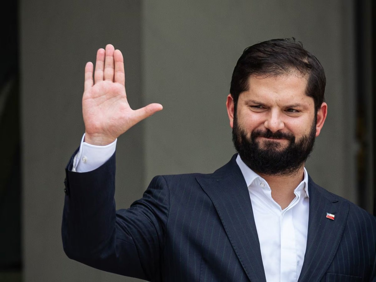 Boric en multitudinaria despedida frente a La Moneda: "Me voy con la frente en alto y las manos limpias"