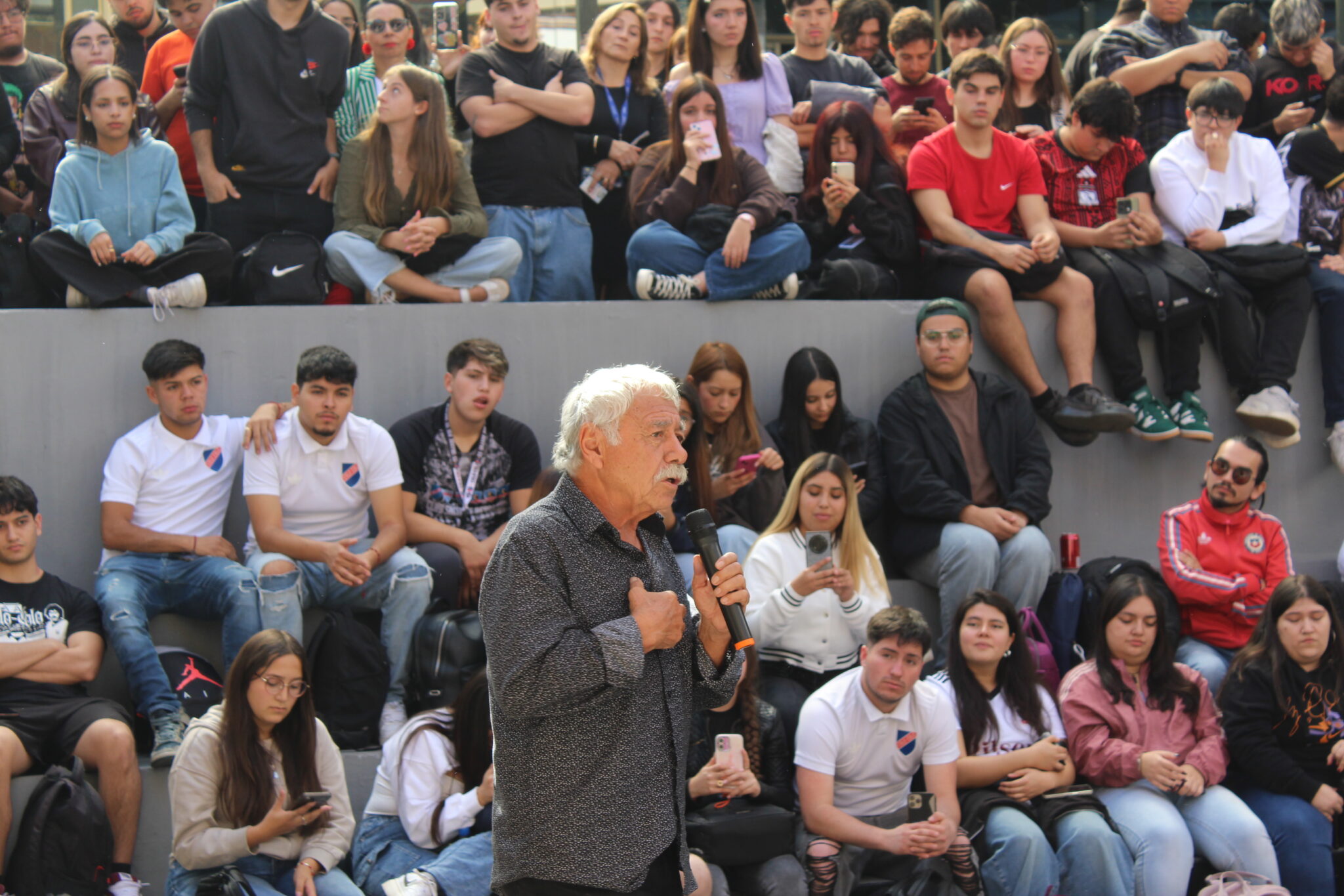 Carlos Caszely, Juan Cristóbal Peña y Beatriz García-Huidobro dialogan sobre escritura y experiencia en la Feria del Libro UAH